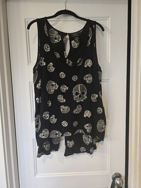 Midnight Hour Black Skull Print Sleeveless Tank Top. Size L